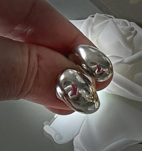 Load image into Gallery viewer, Stainless steel hypoallergenic statement ring cocktail ring silver

